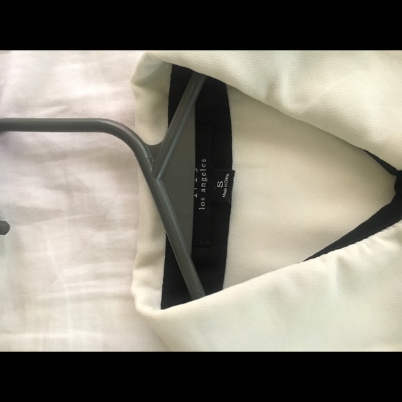 woman’s blouse - Picture 2 of 5